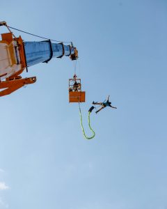 Skok u nove visine. Prkosim gravitaciji. slika